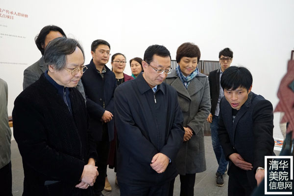 文化部部長雒樹剛在參觀非遺“研培計劃”試點成果匯報展時指出讓優秀傳統文化傳出去、活起來