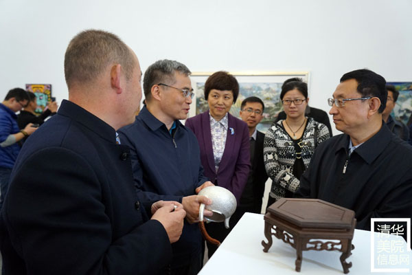 文化部部長雒樹剛在參觀非遺“研培計劃”試點成果匯報展時指出讓優秀傳統文化傳出去、活起來