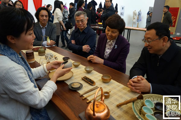 文化部部長雒樹剛在參觀非遺“研培計劃”試點成果匯報展時指出讓優秀傳統文化傳出去、活起來