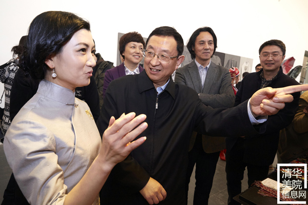 文化部部長雒樹剛在參觀非遺“研培計劃”試點成果匯報展時指出讓優秀傳統文化傳出去、活起來