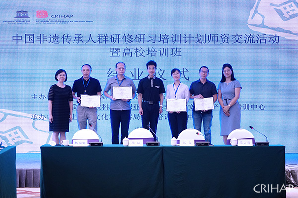 亞太中心在上海舉辦“中國非遺傳承人群研修研習(xí)培訓(xùn)計劃師資交流活動暨高校培訓(xùn)班”